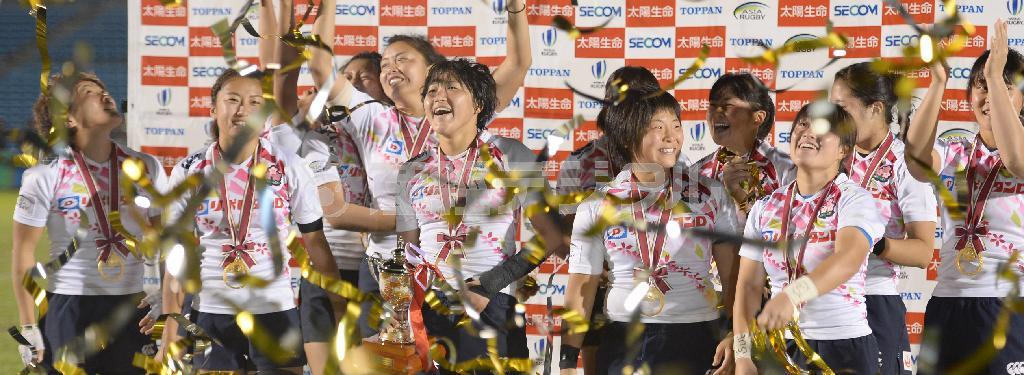 輝く笑顔のサクラセブンズ。左から２人目は山口真理恵。中央にカップを持つ主将の中村知春＝２０１５年１１月２９日、東京都港区の秩父宮ラグビー場（川口良介撮影）