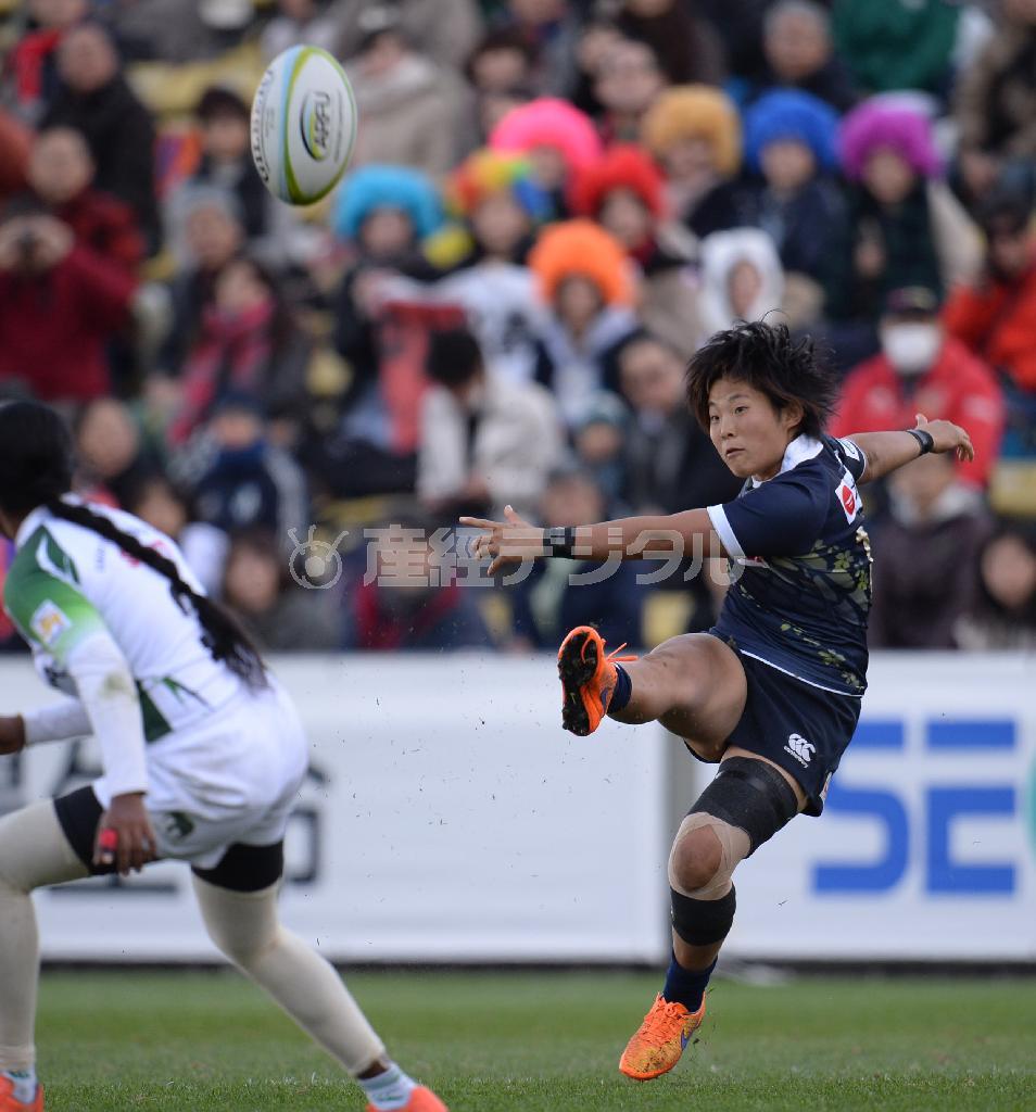 サクラセブンズの武器は、太田黒裕芽の五郎丸ばりに正確なキックだ＝２０１５年１１月２９日、東京都港区の秩父宮ラグビー場（川口良介撮影）