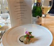 性の良かった「グラモナ“インペリアル”グラン・レゼルバ＿ブリュット２００８」と帆立貝のアサードとコラーゲン＿フォアグラのソース＿梨のキャラメリゼ＝２０１５年１１月２４日（青木冨美子さん撮影）