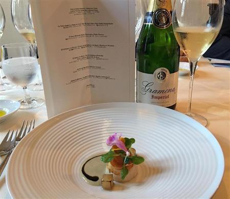 性の良かった「グラモナ“インペリアル”グラン・レゼルバ＿ブリュット２００８」と帆立貝のアサードとコラーゲン＿フォアグラのソース＿梨のキャラメリゼ＝２０１５年１１月２４日（青木冨美子さん撮影）