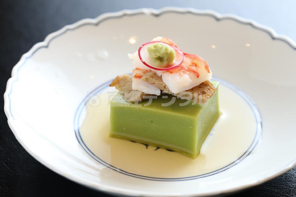 趣向を凝らした“小品”水菜豆腐。揚げ麩とエビが加わり味覚の三重奏＝２０１５年１１月１１日、京都市下京区（志儀駒貴撮影）