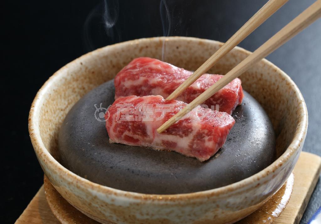 黒毛和牛の石焼きは柔らかくほんのり塩味＝２０１５年１１月１１日、京都市下京区（志儀駒貴撮影）