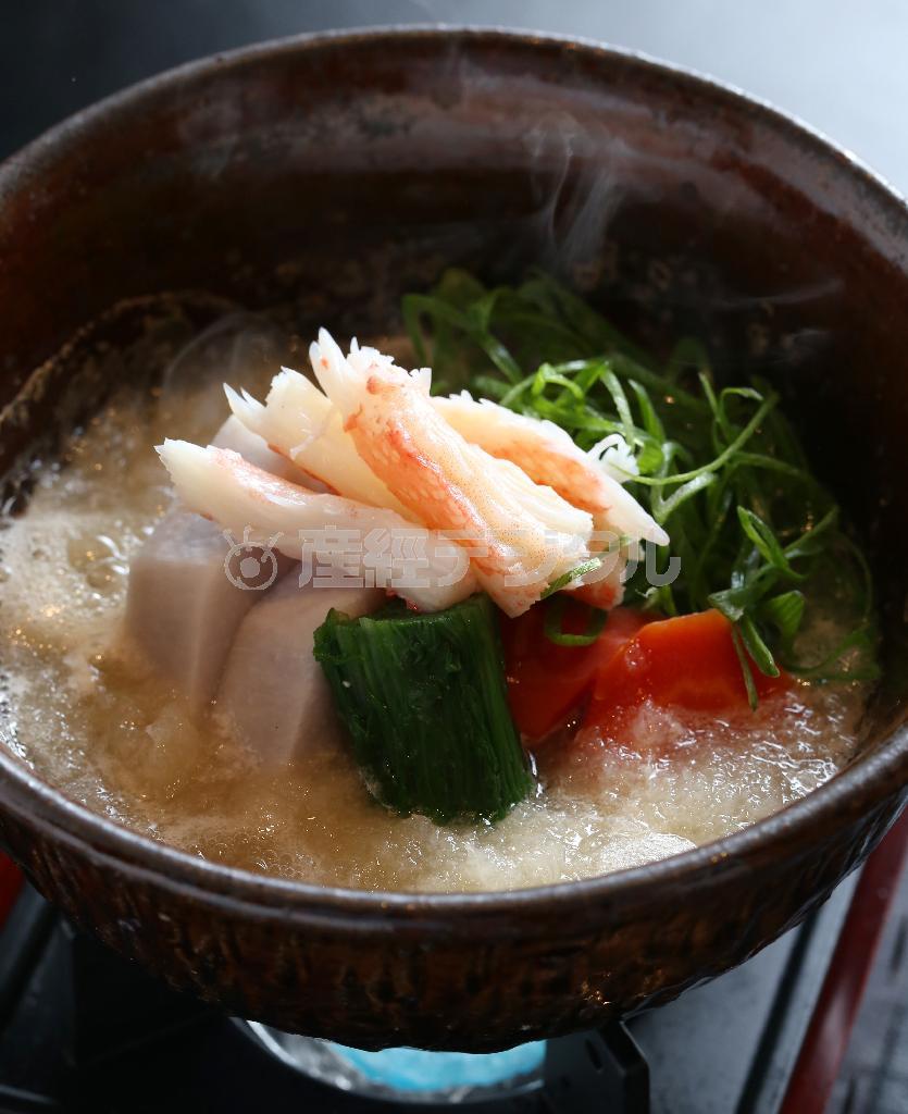 京野菜が白いだしに浮かぶ鍋。ほくほく身体が温まる＝２０１５年１１月１１日、京都市下京区（志儀駒貴撮影）