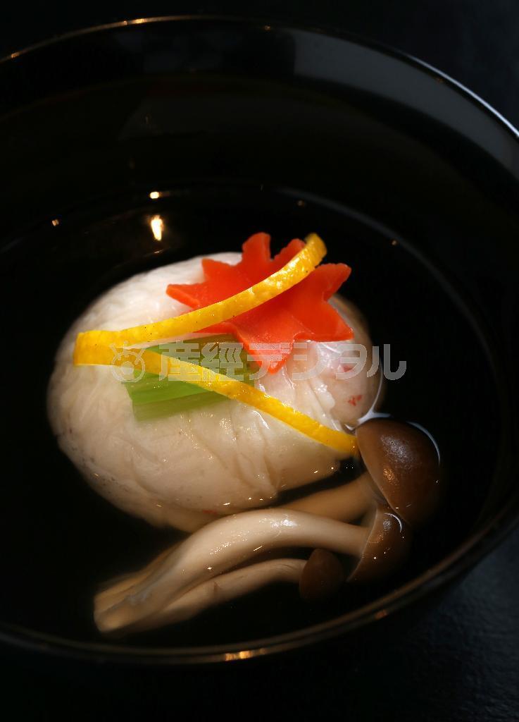 料理長が技を込めるカニ真丈（しんじょう）。添え物が四季の移ろいを表現する＝２０１５年１１月１１日、京都市下京区（志儀駒貴撮影）