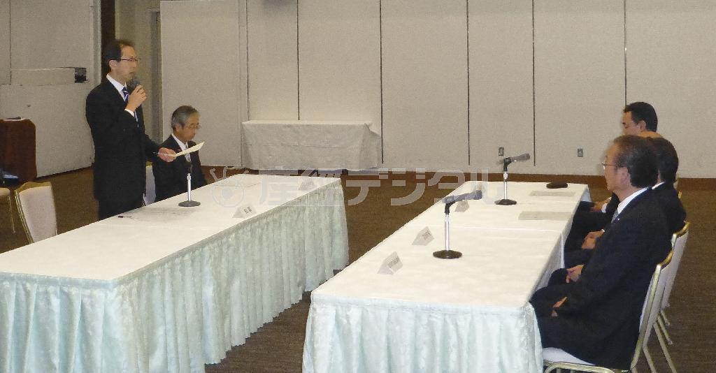 富岡、楢葉両町長（右側）らと協議する福島県の内堀雅雄知事（左端）＝２０１５年１２月２日午後、福島県郡山市（共同）