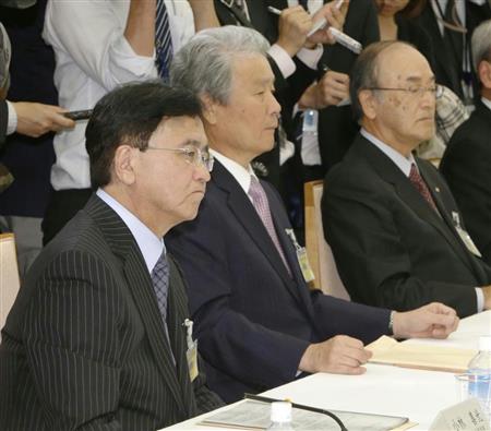 先月上旬に開かれた「官民対話」に出席した（右から）日本商工会議所の三村明夫会頭、経団連の榊原定征会長、経済同友会の小林喜光代表幹事