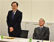 与党税協・消費税軽減税率制度検討委員会であいさつする公明党の斉藤鉄夫税調会長（左）。右は自民党の宮沢洋一税調会長＝３日午後、東京・永田町の衆院第二議員会館（斎藤良雄撮影）