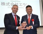 大賞を受賞したエランの櫻井社長（右）と、バイエル薬品のカーステン・ブルン社長＝３日、東京都千代田