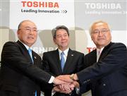 ２月２６日の東芝社長交代会見。左から、西田厚聡会長、新社長に就任する田中久雄副社長、佐々木則夫社長＝東京都港区