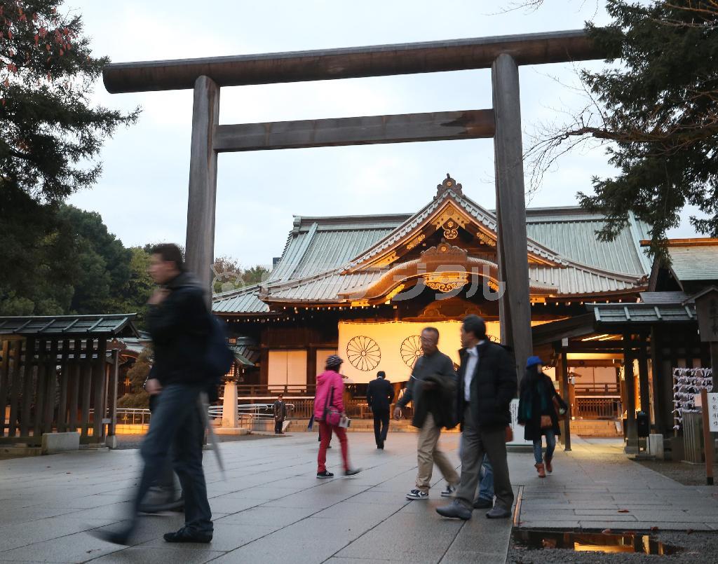 南門近くのトイレで爆発音があった靖国神社。韓国人の男の関与が浮上したことで、日韓の新たな外交問題に発展する可能性も出てきた＝２０１５年１２月３日午後、東京都千代田区九段北（福島範和撮影）
