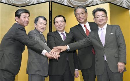 記者会見終了後、ポーズをとる（左から）ＪＸ日鉱日石エネルギーの杉森務社長、ＪＸホールディングスの内田幸雄（ゆきお）社長、木村康同社会長、東燃ゼネラル石油の武藤潤社長、広瀬隆史同社副社長＝２０１５年１２月３日午後、東京都内のホテル（共同）