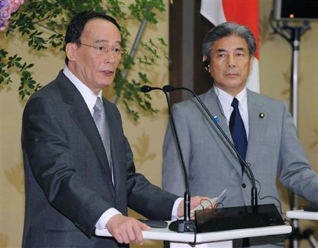 中国共産党中央規律検査委員会書記、王岐山氏（左、山西省出身）＝２００９年６月７日、東京都港区の外務省飯倉公館（代表撮影）