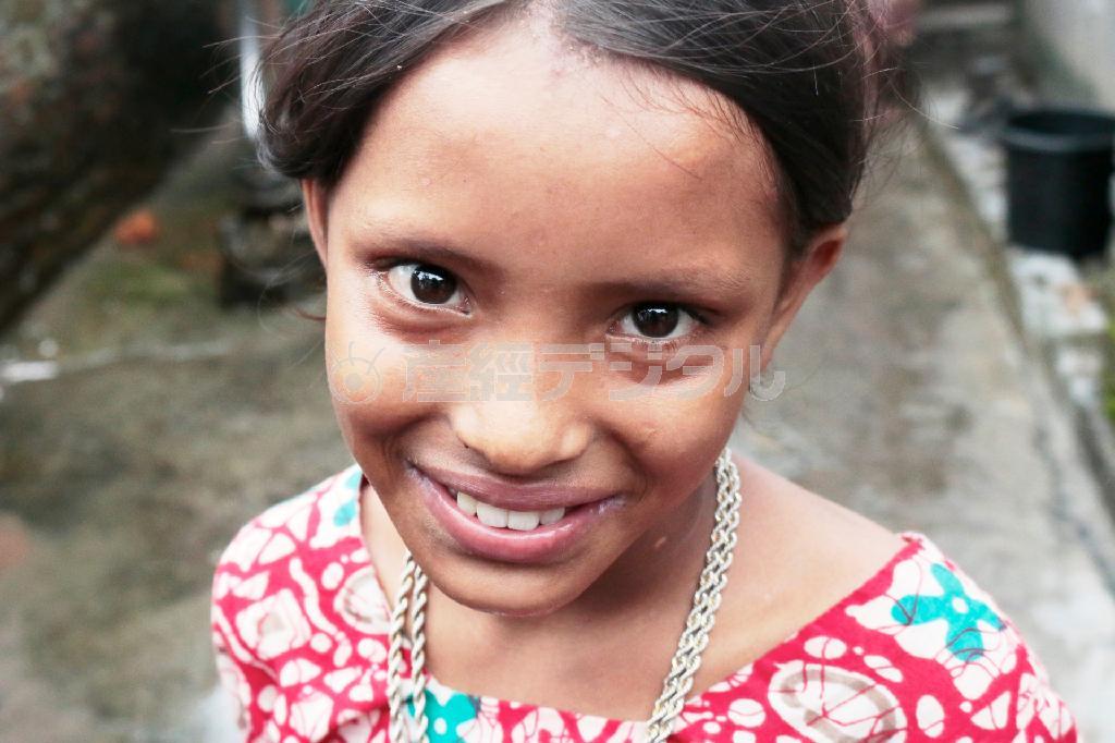 貧しさに耐えかねて出て行ってしまったお母さんが残したネックレスを見せてくれた＝２０１５年６月２日、バングラデシュ・首都ダッカ（ワールド・ビジョン・ジャパン撮影）