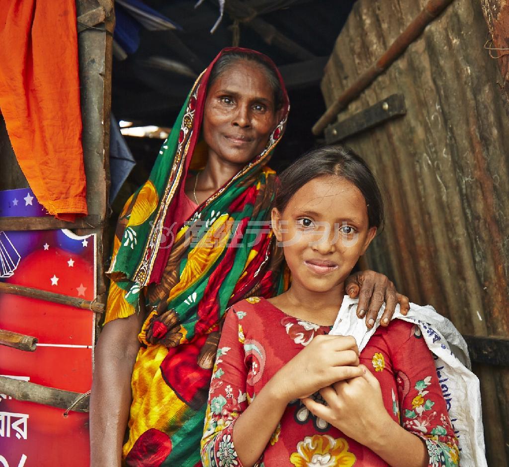 唯一の肉親であるおばあちゃんと＝２０１５年７月２９日、バングラデシュ・首都ダッカ（ワールド・ビジョン・ジャパン撮影）