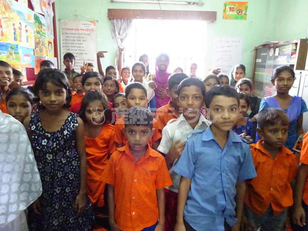 モスミが通う教育センター。皆、ここでは子供の顔に戻る＝２０１５年７月２６日、バングラデシュ・首都ダッカ（ワールド・ビジョン・ジャパン撮影）