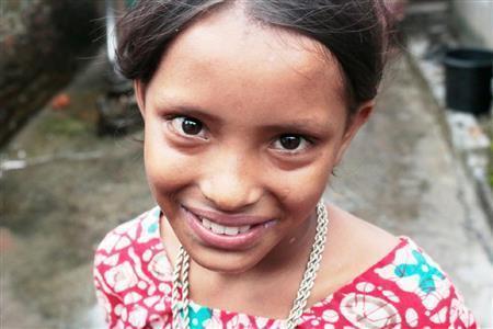 貧しさに耐えかねて出て行ってしまったお母さんが残したネックレスを見せてくれた＝２０１５年６月２日、バングラデシュ・首都ダッカ（ワールド・ビジョン・ジャパン撮影）