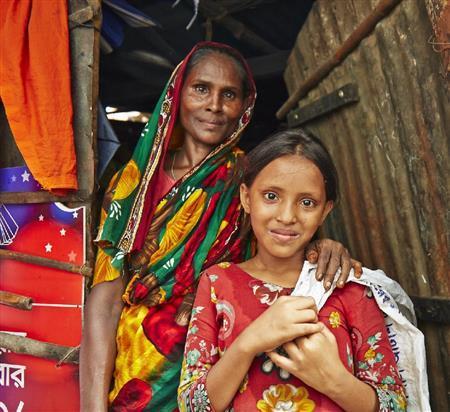 唯一の肉親であるおばあちゃんと＝２０１５年７月２９日、バングラデシュ・首都ダッカ（ワールド・ビジョン・ジャパン撮影）