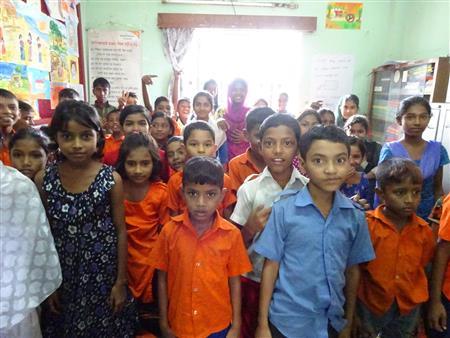 モスミが通う教育センター。皆、ここでは子供の顔に戻る＝２０１５年７月２６日、バングラデシュ・首都ダッカ（ワールド・ビジョン・ジャパン撮影）