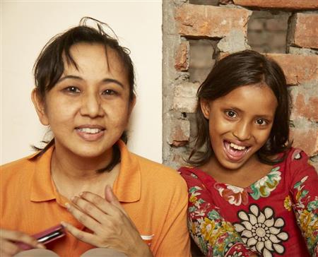 ワールド・ビジョン・ジャパンの山下泉美（いづみ）さん（左）＝２０１５年８月２日、バングラデシュ・首都ダッカ（提供写真）