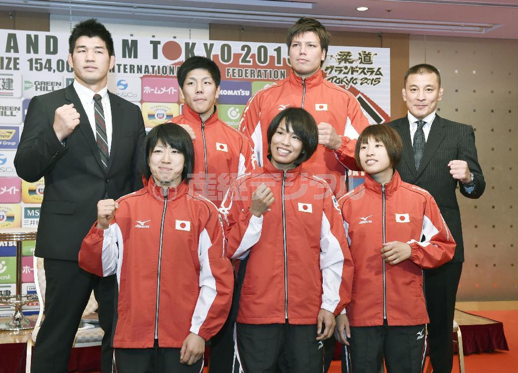 記者会見でポーズをとる（前列左から）浅見八瑠奈（はるな）、松本薫（かおり）、近藤亜美。（後列左から）男子の井上康生（こうせい）監督、中矢力（なかや・りき）、七戸龍（しちのへ ・りゅう）、女子の南條充寿監督＝２０１５年１２月３日、東京都内のホテル（共同）
