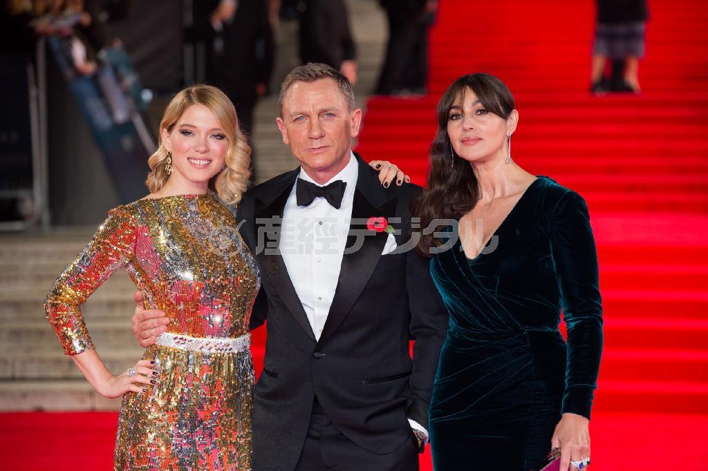 ウィリアム王子とキャサリン妃も出席した英ロイヤルプレミア。（左から）レア・セドゥ、ダニエル・クレイグ、モニカ・ベルッチが作品をＰＲした＝２０１５年１０月２６日、英国・首都ロンドン（Ｐ２提供）