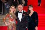 ウィリアム王子とキャサリン妃も出席した英ロイヤルプレミア。（左から）レア・セドゥ、ダニエル・クレイグ、モニカ・ベルッチが作品をＰＲした＝２０１５年１０月２６日、英国・首都ロンドン（Ｐ２提供）