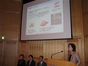 食道再生上皮細胞シートの開発状況について説明するセルシードの橋本せつ子社長＝４日、東京都港区のスウェーデン大使館