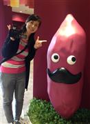 やきいもミュージアムの案内役「焼き右衛門」（右）と牟田祥子アナ