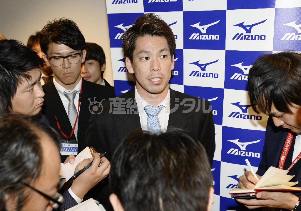 ポスティングシステムで米大リーグ移籍を目指すことが決まり、記者の質問に答える広島の前田健太（中央）＝２０１５年１２月４日、大阪市（共同）