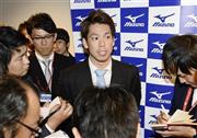 ポスティングシステムで米大リーグ移籍を目指すことが決まり、記者の質問に答える広島の前田健太（中央）＝２０１５年１２月４日、大阪市（共同）