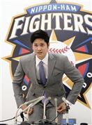 年俸２億円で契約更改し、記者会見に臨む日本ハムの大谷翔平＝２０１５年１２月４日午後、北海道札幌市内の球団事務所（共同）