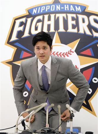 年俸２億円で契約更改し、記者会見に臨む日本ハムの大谷翔平＝２０１５年１２月４日午後、北海道札幌市内の球団事務所（共同）