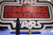 ビンテージ玩具専門の「ベクティス・オークションズ」に出品されたダース・ベイダー（左）とルーク・スカイウォーカーのフィギュア（ロイター）