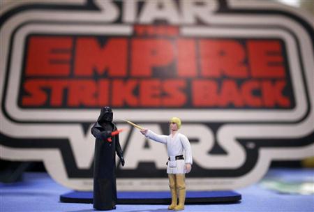ビンテージ玩具専門の「ベクティス・オークションズ」に出品されたダース・ベイダー（左）とルーク・スカイウォーカーのフィギュア（ロイター）