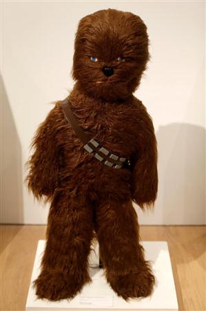 サザビーズで競売にかけられるチューバッカの人形（ＡＰ）