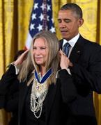 米歌手・女優、バーブラ・ストライサンドさん（左）＝２０１５年１１月２４日、米国・首都ワシントン（ＡＰ）