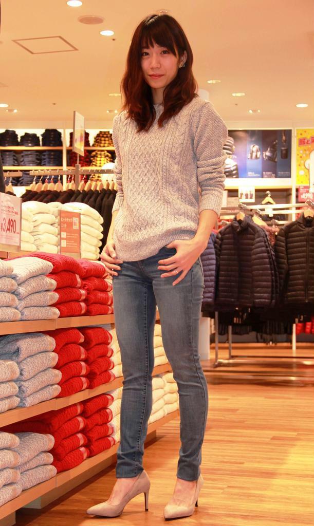 メンズのケーブルニットを細身のジーンズやハイヒールの靴など女性らしいアイテムと合わせると絶妙なバランスに＝東京都豊島区のユニクロ池袋サンシャイン６０通り店