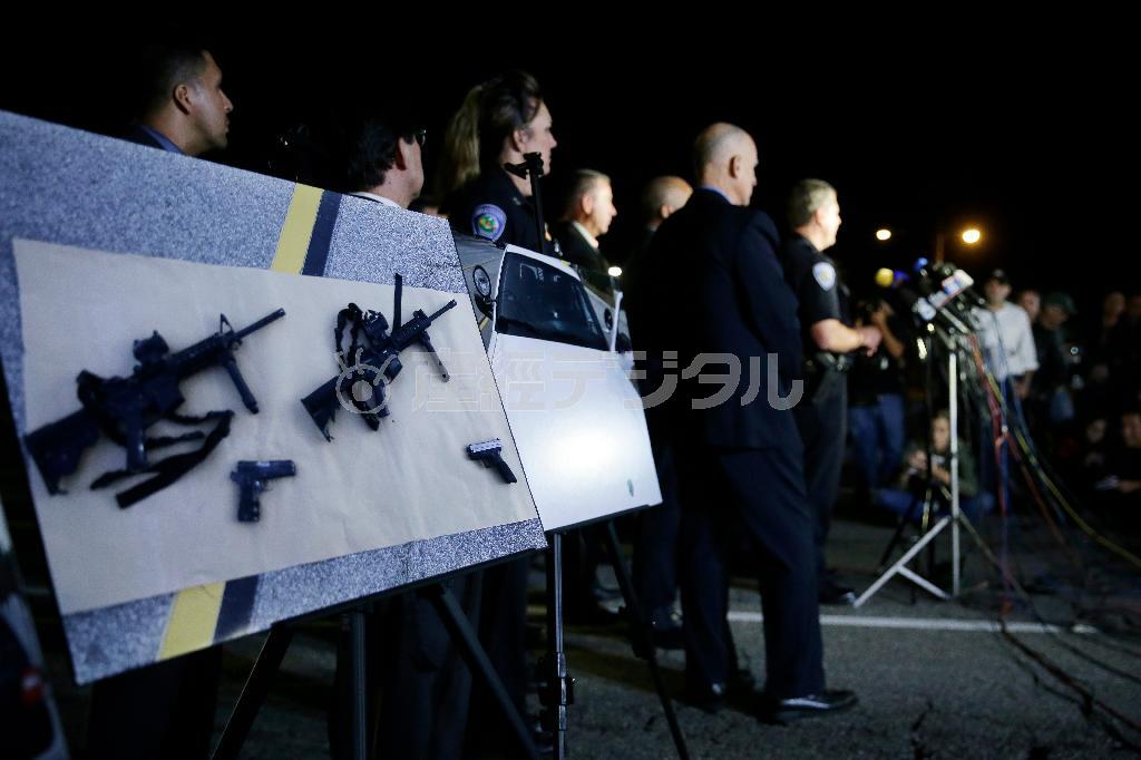 米カリフォルニア州サンバーナディーノで１４人が死亡した銃乱射事件の現場近くで、犯人が使用した銃を掲示しながら記者会見を行う警察当局。銃社会であるが故に米国では銃犯罪がとどまるところを知らない＝２０１５年１２月３日（ＡＰ）