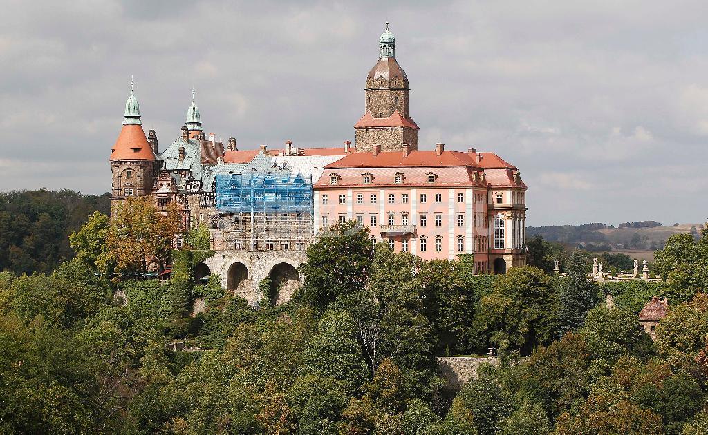 海抜３９５メートルの森の中にそびえるクションシュ城＝２０１５年９月２日、ポーランド・ワウブジフ（ＡＰ）