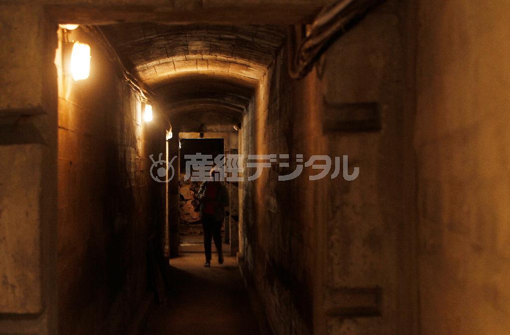 城の地下に張り巡らされたトンネル。ナチスが防空壕を兼ねて掘ったとみられ、「黄金列車」伝説との関連が注目されている＝２０１５年９月２日、ポーランド・ワウブジフ（ＡＰ）