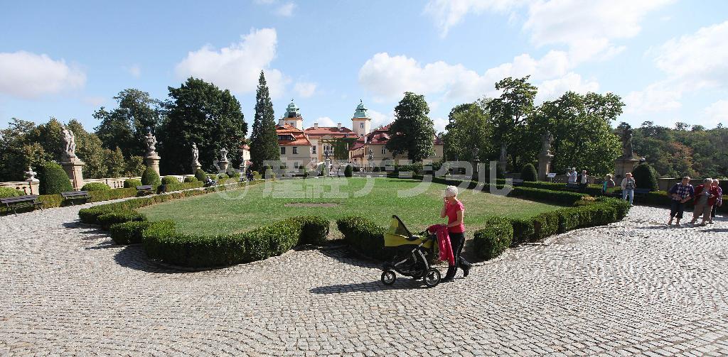 ゆったりとした城内の中庭＝２０１５年９月２日、ポーランド・ワウブジフ（ＡＰ）
