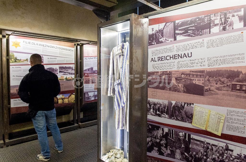 併設されたアートギャラリーの一角にある第二次大戦中の強制収容所に関する資料コーナー＝２０１５年１０月１６日、ポーランド・ワウブジフ（ＡＰ）