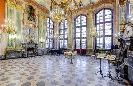 クションシュ城のサロン。主な調度品は、第二次世界大戦中にここに司令部を置いたナチスが持ち去ったため、残されていない=2015年10月16日、ポーランド・ワウブジフ(AP)