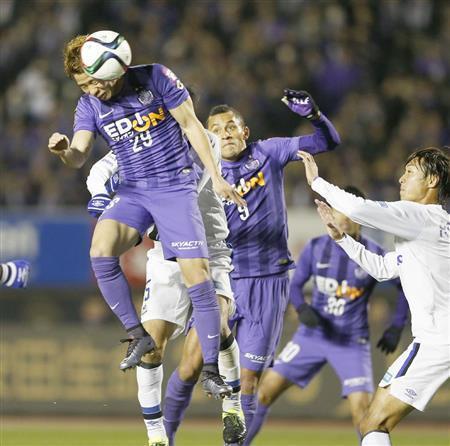 後半、ヘディングで同点ゴールを決める広島の浅野拓磨（左）＝２０１５年１２月５日、広島県広島市安佐南区のエディオンスタジアム広島（共同）
