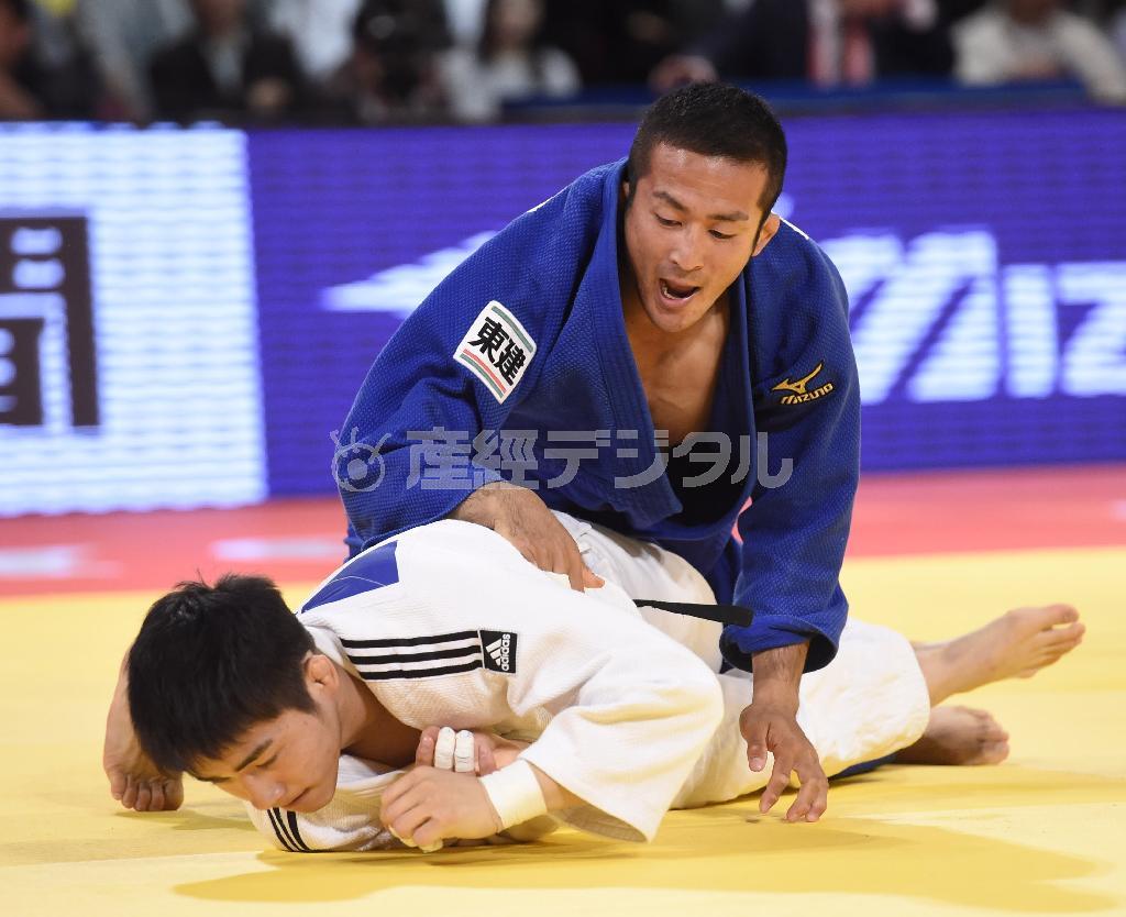 男子７３ｋｇ級決勝韓国人選手を下し、優勝した秋本啓之（ひろゆき、青）＝２０１５年１２月５日、東京都渋谷区の東京体育館（甘利慈撮影）