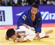 男子７３ｋｇ級決勝韓国人選手を下し、優勝した秋本啓之（ひろゆき、青）＝２０１５年１２月５日、東京都渋谷区の東京体育館（甘利慈撮影）