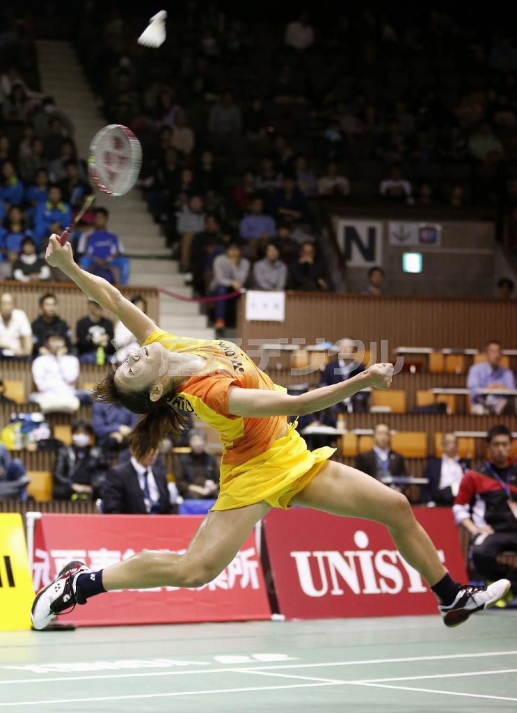 女子シングルス準決勝で勝利した佐藤冴香（さやか）＝２０１５年１２月５日、東京都渋谷区の代々木第二体育館（共同）