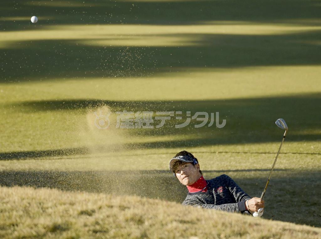 １７番でバンカーショットを放つ石川遼。通算１１アンダーで単独首位＝２０１５年１２月５日、東京都稲城市の東京よみうりＣＣ（共同）