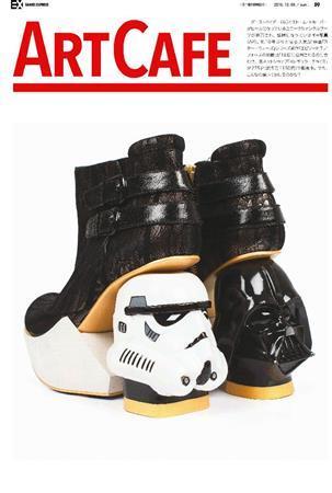 ダース・ベイダー（右）とストーム・トルーパーがヒールになっているユニークなアンクルブーツ＝２０１５年８月５日（ＡＰ）