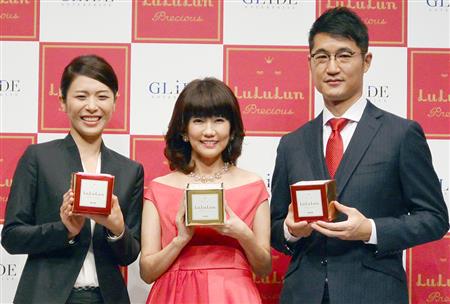 ４０～５０代向けフェイスマスク「ルルルンプレシャス」の発表会に登場したグライド・エンタープライズの山口道元社長（右）とタレントの松本伊代（中央）
